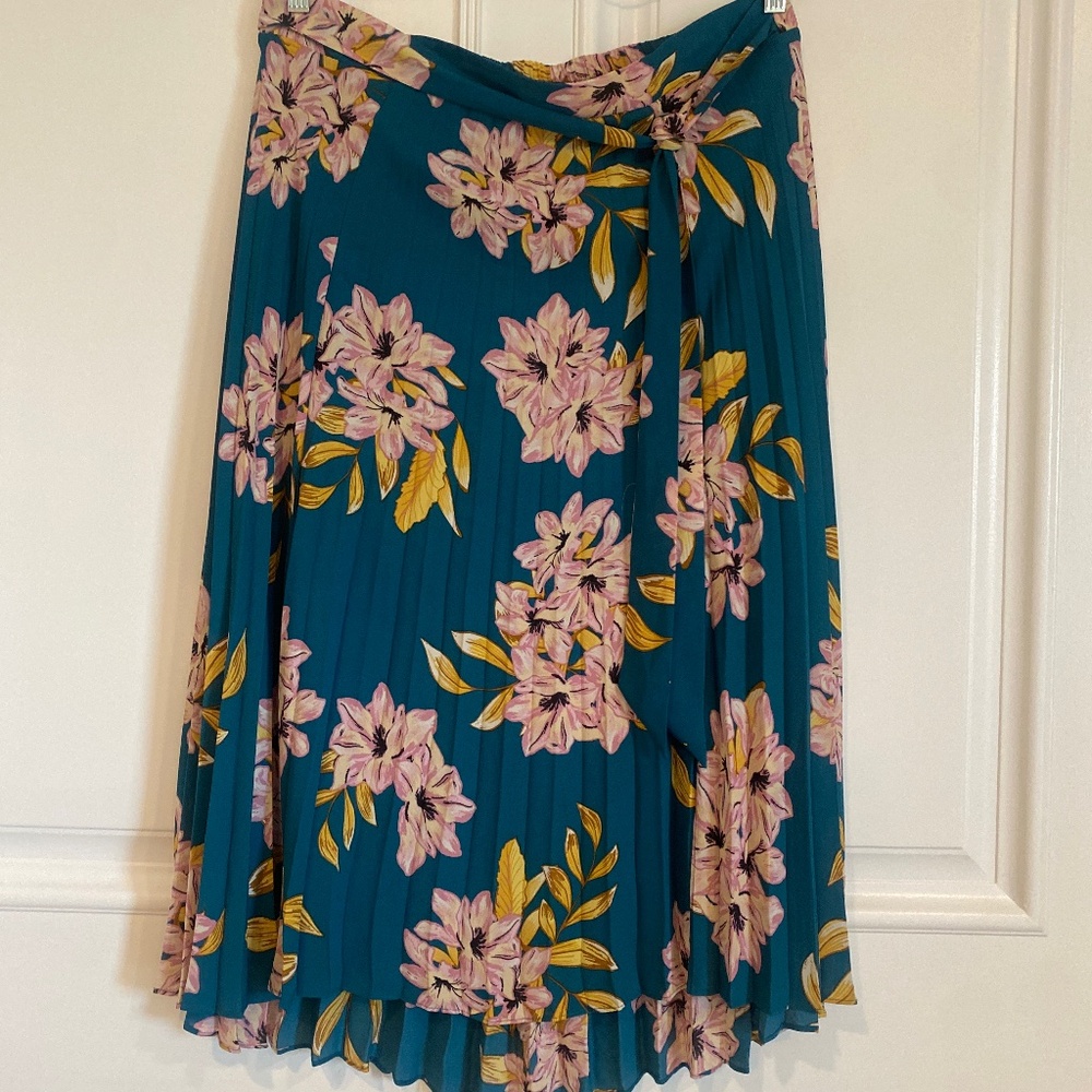 DR2 floral pleated skirt with tie waist
